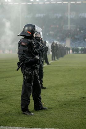 21.08.2026, xhettx, Fussball DFB Pokal 1.Runde, SV Waldhof Mannheim - 1.FC Kaiserslautern v.l. Polizei stürmt den Platz (DFL DFB REGULATIONS PROHIBIT ANY USE OF PHOTOGRAPHS as IMAGE SEQUENCES and or QUASI-VIDEO) *** August 21, 2026, xhettx, Soccer DFB Cup First Round, SV Waldhof Mannheim 1 FC Kaiserslautern – Police storm the field. DFL and DFB regulations prohibit any use of photographs as image sequences and or quasi-video.