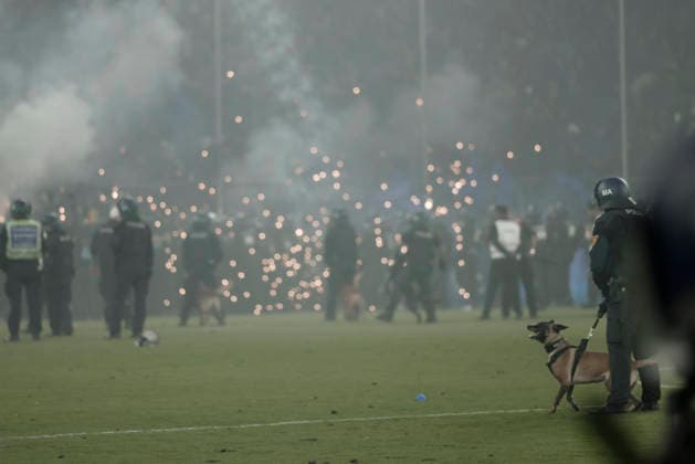 21.08.2026, xhettx, Fussball DFB Pokal 1.Runde, SV Waldhof Mannheim - 1.FC Kaiserslautern v.l. Polizei wird von einem Böller getroffen (DFL DFB REGULATIONS PROHIBIT ANY USE OF PHOTOGRAPHS as IMAGE SEQUENCES and or QUASI-VIDEO) *** August 21, 2026, xhettx, Soccer, DFB Cup, First Round, SV Waldhof Mannheim 1 vs. FC Kaiserslautern: A police officer is hit by a firecracker. DFL and DFB regulations prohibit any use of photographs as image sequences and or quasi-video.