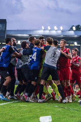 Mannheim, Deutschland 07. August 2026: DFB-Pokal - 2026 2027 - 1. Runde - SV Waldhof Mannheim gegen 1. FC Kaiserslautern Im Bild: Tumulte und Rudelbildung beim Spiel in Mannheim, die Spieler gehen sich an den Kragen. DFL DFB regulations prohibit any use of photographs as image sequences and or quasi-video. Carl-Benz-Stadion Nordrhein Westfalen *** Mannheim, Germany, August 7, 2026, 2026–2027 DFB Cup, First Round: SV Waldhof Mannheim vs. 1. FC Kaiserslautern. Pictured: Tumults and players clustering together during the match in Mannheim, the players are at each other’s throats. DFL and DFB regulations prohibit any use of photographs as image sequences and or quasi-video. Carl Benz Stadium, North Rhine-Westphalia Copyright: xFotostandx xYusyumbelix