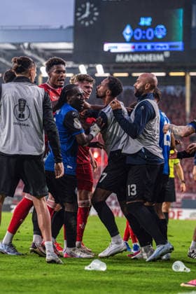 Mannheim, Deutschland 07. August 2026: DFB-Pokal - 2026 2027 - 1. Runde - SV Waldhof Mannheim gegen 1. FC Kaiserslautern Im Bild: Aufregung unter den Spielern von Mannheim und Kaiserslautern, Rudelbildung. DFL DFB regulations prohibit any use of photographs as image sequences and or quasi-video. Carl-Benz-Stadion Nordrhein Westfalen *** Mannheim, Germany, August 7, 2026, 2026–2027 DFB Cup, First Round: SV Waldhof Mannheim vs. 1. FC Kaiserslautern. Pictured: Excitement among the players from Mannheim and Kaiserslautern, grouping together. DFL and DFB regulations prohibit any use of photographs as image sequences and or quasi-video. Carl Benz Stadium, North Rhine-Westphalia Copyright: xFotostandx xYusyumbelix