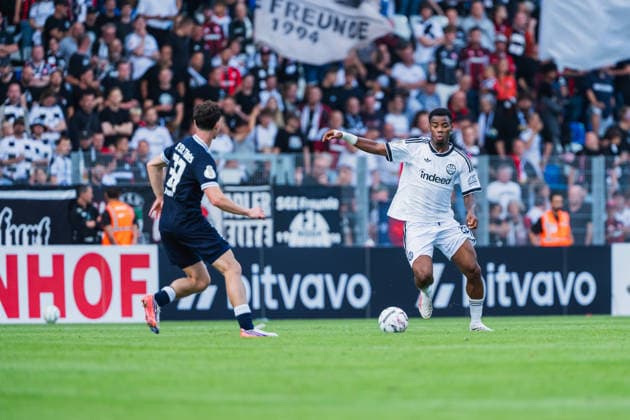 Jonas Theuerzeit (SC St.Toenis, 33) laeuft Raphael Onyedika (Eintracht Frankfurt, 25) an SC St. Tönis vs. Eintracht Frankfurt, Fussball, DFB-Pokal 2026 27, 1.Runde, Saison 2026 27, 21.08.2026, DFL REGULATIONS PROHIBIT ANY USE OF PHOTOGRAPHS AS IMAGE SEQUENCES AND OR QUASI-VIDEO, SC St. Tönis vs. Eintracht Frankfurt, Fussball, DFB-Pokal 2026 27, 1.Runde, Saison 2026 27, 21.08.2026 Krefeld *** Jonas Theuerzeit (SC St. Tönis), 33, tackles Raphael Onyedika (Eintracht Frankfurt), 25, during the SC St. Tönis vs. Eintracht Frankfurt match, soccer, 2026-27 DFB Cup, Round 1, 2026–27 season, August 21, 2026, DFL regulations prohibit any use of photographs as image sequences and or quasi-video, SC St. Tönis vs. Eintracht Frankfurt, soccer, 2026–27 DFB Cup, First Round, 2026–27 Season, August 21, 2026, Krefeld Copyright: xEibner-Pressefoto LukasxBaldygax EP_LBA
