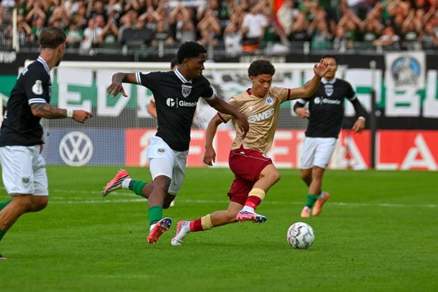 Louey Ben Farhat (Karlsruher SC, 19) gegen Wesley Adeh (SC Preussen Muenster, 06) SC Preussen Muenster vs. Karlsruher SC, Fussball, DFB-Pokal, 1. Runde, Saison 2026 2027, 21.08.2026, SC Preussen Muenster vs. Karlsruher SC, Fussball, DFB-Pokal, 1. Runde, Saison 2026 2027, 21.08.2026 Muenster *** Louey Ben Farhat (Karlsruher SC), 19 vs. Wesley Adeh (SC Preussen Münster), 06 SC Preussen Münster vs. Karlsruher SC, Soccer, DFB Cup, 1st Round, 2026–2027 Season, August 21, 2026, SC Preussen Münster vs. Karlsruher SC, Soccer, DFB Cup, Round 1, 2026–2027 Season, August 21, 2026, Münster Copyright: xEibner-Pressefoto RobertxGertzenx EP_RGN