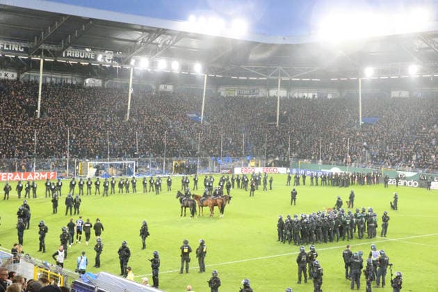 21.08.2026, xrekx, Fussball DFB Pokal 1.Runde, SV Waldhof Mannheim - 1.FC Kaiserslautern v.l. Polizei, Platzsturm, Pferde (DFL DFB REGULATIONS PROHIBIT ANY USE OF PHOTOGRAPHS as IMAGE SEQUENCES and or QUASI-VIDEO) Mannheim *** August 21, 2026, xrekx, Soccer DFB Cup First Round, SV Waldhof Mannheim 1 FC Kaiserslautern vs. Police, pitch invasion, horses DFL DFB REGULATIONS PROHIBIT ANY USE OF PHOTOGRAPHS as IMAGE SEQUENCES and or QUASI-VIDEO Mannheim
