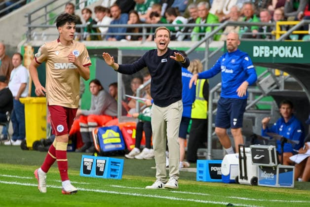 Maximilian Senft (Karlsruher SC, Trainer) gestikuliert SC Preussen Muenster vs. Karlsruher SC, Fussball, DFB-Pokal, 1. Runde, Saison 2026 2027, 21.08.2026, SC Preussen Muenster vs. Karlsruher SC, Fussball, DFB-Pokal, 1. Runde, Saison 2026 2027, 21.08.2026 Muenster *** Maximilian Senft, Karlsruher SC coach, gesturing during SC Preussen Münster vs. Karlsruher SC, soccer, DFB Cup, 1st round, 2026–2027 season, August 21, 2026, SC Preussen Münster vs. Karlsruher SC, soccer, DFB Cup, Round 1, 2026–2027 season, August 21, 2026, Münster Copyright: xEibner-Pressefoto RobertxGertzenx EP_RGN