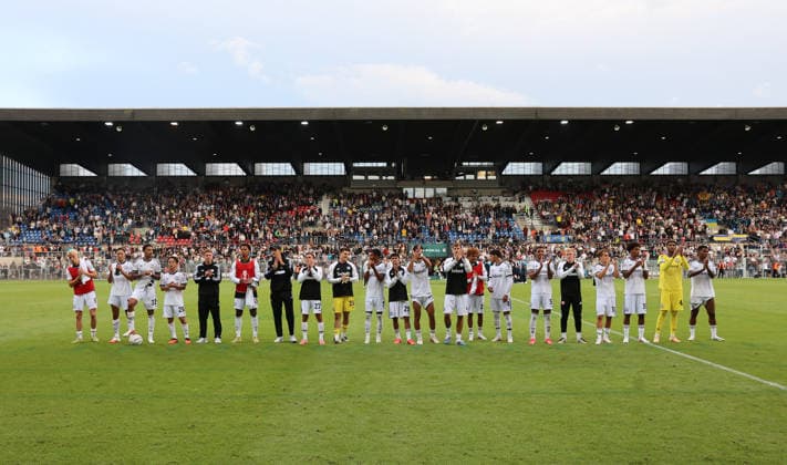 21.08.2026, Fussball DFB-Pokal, 1. Runde, SC St. Tönis - Eintracht Frankfurt, v.l., Eintracht-Spieler feiern mit den Fans, celebrate with the fans DFL DFB REGULATIONS PROHIBIT ANY USE OF PHOTOGRAPHS AS IMAGE SEQUENCES AND OR QUASI-VIDEO. xdcx *** August 21, 2026, Soccer DFB Cup, 1st Round, SC St. Tönis vs. Eintracht Frankfurt, from left, Eintracht players celebrating with the fans. DFL and DFB regulations prohibit any use of photographs as image sequences and or quasi-video. xdcx Copyright: HMBxMedia Claus