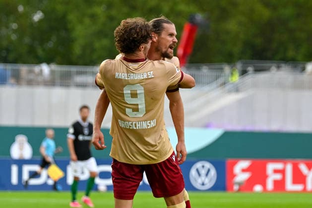 Sebastian Jung (Karlsruher SC, 02) und Moritz Broschinski (Karlsruher SC, 09) jubeln SC Preussen Muenster vs. Karlsruher SC, Fussball, DFB-Pokal, 1. Runde, Saison 2026 2027, 21.08.2026, SC Preussen Muenster vs. Karlsruher SC, Fussball, DFB-Pokal, 1. Runde, Saison 2026 2027, 21.08.2026 Muenster *** Sebastian Jung (Karlsruher SC, 02) and Moritz Broschinski (Karlsruher SC, 09) celebrate during SC Preussen Münster vs. Karlsruher SC, soccer, DFB Cup, 1st round, 2026–2027 season, August 21, 2026, SC Preussen Münster vs. Karlsruher SC, Soccer, DFB Cup, Round 1, 2026–2027 season, August 21, 2026, Münster Copyright: xEibner-Pressefoto RobertxGertzenx EP_RGN
