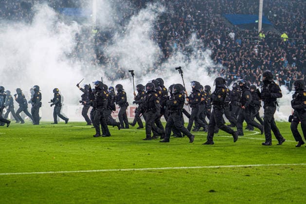 Mannheim, Deutschland 07. August 2026: DFB-Pokal - 2026 2027 - 1. Runde - SV Waldhof Mannheim gegen 1. FC Kaiserslautern Im Bild: Eine Hundertschaft der Polizei muss in den Einsatz in voller Ausrüstung, um die Situation unter Kontrolle zu bringen. DFL DFB regulations prohibit any use of photographs as image sequences and or quasi-video. Carl-Benz-Stadion Nordrhein Westfalen *** Mannheim, Germany, August 7, 2026, 2026–2027 DFB Cup, First Round: SV Waldhof Mannheim vs. 1. FC Kaiserslautern. Pictured: A hundred police officers are deployed in full gear to bring the situation under control. DFL and DFB regulations prohibit any use of photographs as image sequences and or quasi-video. Carl Benz Stadium, North Rhine-Westphalia Copyright: xFotostandx xYusyumbelix