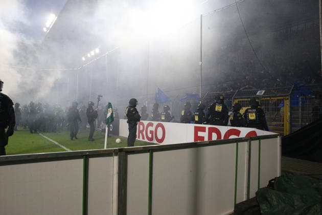 21.08.2026, xrekx, Fussball DFB Pokal 1.Runde, SV Waldhof Mannheim - 1.FC Kaiserslautern v.l. Polizei, Platzsturm (DFL DFB REGULATIONS PROHIBIT ANY USE OF PHOTOGRAPHS as IMAGE SEQUENCES and or QUASI-VIDEO) Mannheim *** August 21, 2026, xrekx, Soccer, DFB Cup First Round, SV Waldhof Mannheim 1 FC Kaiserslautern vs. Police, Pitch Invasion DFL DFB REGULATIONS PROHIBIT ANY USE OF PHOTOGRAPHS as IMAGE SEQUENCES and or QUASI-VIDEO Mannheim