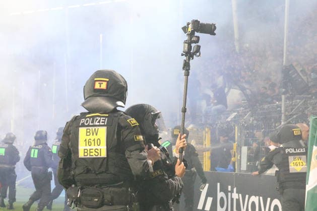 21.08.2026, xrekx, Fussball DFB Pokal 1.Runde, SV Waldhof Mannheim - 1.FC Kaiserslautern v.l. Polizei, Platzsturm (DFL DFB REGULATIONS PROHIBIT ANY USE OF PHOTOGRAPHS as IMAGE SEQUENCES and or QUASI-VIDEO) Mannheim *** August 21, 2026, xrekx, Soccer, DFB Cup First Round, SV Waldhof Mannheim 1 FC Kaiserslautern vs. Police, Pitch Invasion DFL DFB REGULATIONS PROHIBIT ANY USE OF PHOTOGRAPHS as IMAGE SEQUENCES and or QUASI-VIDEO Mannheim