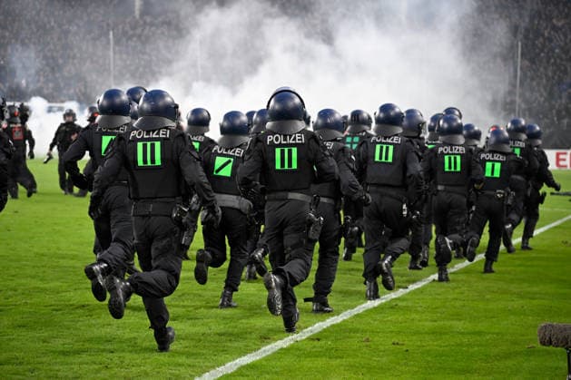 DFB-Pokal 2026 27 1. Runde Carl-Benz-Stadion SV Waldhof Mannheim (svw) - 1. FC Kaiserslautern (fck) Starkes Polizeiaufgebot auf dem Rasen DFB-Pokal *** 2026-27 DFB Cup, 1st Round, Carl Benz Stadium, SV Waldhof Mannheim (SVW 1) vs. FC Kaiserslautern (FCK), Heavy police presence on the field, DFB Cup
