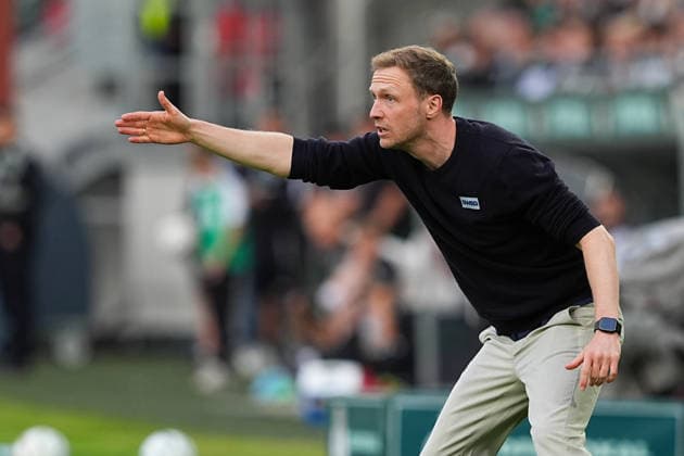 21.08.2026, xydrx, Fußball, DFB Pokal, SC Preußen Münster - Karlsruher SC, Saison 2026 2027, LVM-Preußenstadion: Maximilian Senft (Cheftrainer Karlsruher SC) gibt gestikulierend Anweisungen DFB regulations prohibit any use of photographs as image sequences and or quasi-video. *** August 21, 2026, xydrx, Soccer, DFB Cup, SC Preußen Münster vs. Karlsruher SC, 2026–2027 season, LVM Preußenstadion: Maximilian Senft, head coach of Karlsruher SC, gives instructions while gesturing. DFB regulations prohibit any use of photographs as image sequences and or quasi-video. Copyright: HMBxMedia YannisxDreimann