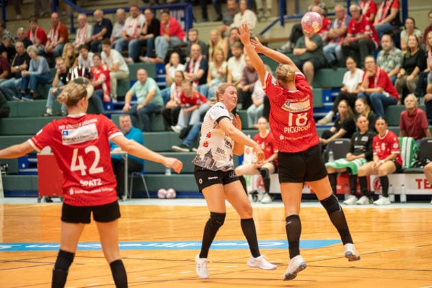 Samira Brand (VfL Waiblingen, 13) scheitert mit ihrem Wurf an Sophie Pickrodt (HSV Solingen Graefrath, 18). HSV Solingen Graefrath 76 vs. VfL Waiblingen, Handball, DHB Pokal Frauen, 1. Runde, Saison 2026 2027, 21.08.2026 HSV Solingen Graefrath 76 vs. VfL Waiblingen, Handball, DHB Pokal Frauen, 18. Spieltag, 1. Runde, Saison 2026 2027, 21.08.2026 Solingen *** Samira Brand (VfL Waiblingen, 13) fails to score against Sophie Pickrodt (HSV Solingen Graefrath, 18). HSV Solingen Graefrath 76 vs. VfL Waiblingen, Handball, DHB Women’s Cup, Round 1, 2026–2027 season, August 21, 2026 HSV Solingen Graefrath 76 vs. VfL Waiblingen, Handball, DHB Women’s Cup, Matchday 18, Round 1, 2026–2027 season, August 21, 2026 Solingen Copyright: xEibner-Pressefoto ThomasxHaeslerx EP_THR