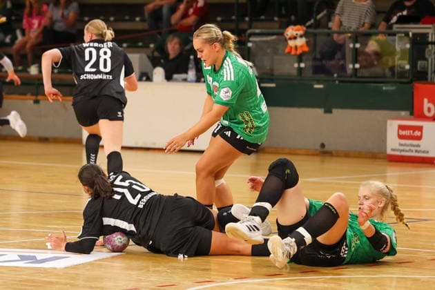 2026-08-21 , Reinickendorfer Füchse Frauen-Werder Bremen, Frauen, Handball, DHB-Pokal, 1. Runde , Sömmeringhalle Kampf am Boden Anna Lena Bergmann (SV Werder Bremen, 25) und Jonna Schaube (Reinickendorfer Füchse Frauen, 34) Berlin Berlin Germany *** August 21, 2026, Reinickendorfer Füchse Women vs. Werder Bremen Women, Handball, DHB Cup, Round 1, Sömmeringhalle, Battle on the Floor: Anna Lena Bergmann, SV Werder Bremen (25), and Jonna Schaube, Reinickendorfer Füchse Women (34), Berlin, Berlin, Germany