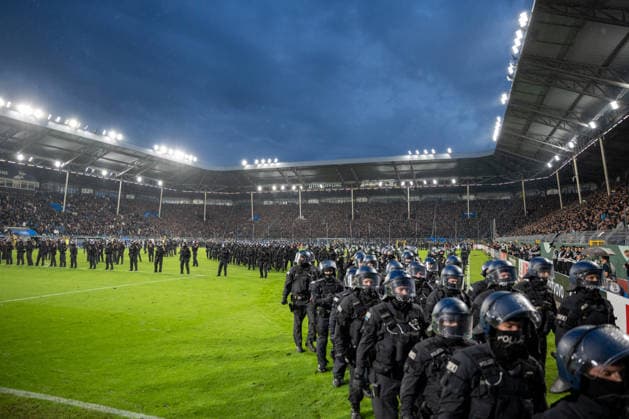 DFB-Pokal: SV Waldhof Mannheim vs 1. FC Kaiserslautern, 21.08.2026 Polizeikräfte verlassen den Innenraum des Stadions, nachdem eine Einigung erzielt wurde und das DFB-Pokalspiel zwischen SV Waldhof Mannheim vs 1. FC Kaiserslautern fortgesetzt werden kann. DFB-Pokal: SV Waldhof Mannheim vs 1. FC Kaiserslautern, Carl-Benz-Stadion, 21.08.2026 DFB DFL REGULATIONS PROHIBIT ANY USE OF PHOTOGRAPHS AS IMAGE SEQUENCES AND OR QUASI-VIDEO. *** DFB Cup: SV Waldhof Mannheim vs. 1 FC Kaiserslautern, August 21, 2026: Police officers leave the stadium s inner area after an agreement was reached, allowing the DFB Cup match between SV Waldhof Mannheim and 1 FC Kaiserslautern to continue. DFB Cup: SV Waldhof Mannheim vs. 1 FC Kaiserslautern, Carl Benz Stadium, August 21, 2026 DFB and DFL regulations prohibit any use of photographs as image sequences and or quasi-video. Copyright: xBEAUTIFULxSPORTS Hillx