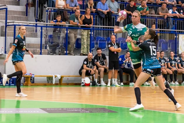 Luisa Schulze (Frisch Auf! Göppingen, 33) setzt sich im Zweikampf mit Caroline Härtl (ESV 1927 Regensburg, 15) durch. ESV 1927 Regensburg vs. Frisch Auf! Goeppingen, Handball, DHB-Pokal Damen, Saison 2026 2027, 1. Runde, 21.08.2026 ESV 1927 Regensburg vs. Frisch Auf! Goeppingen, Handball, DHB-Pokal Damen, Saison 2026 2027, 1. Runde, 21.08.2026 Regensburg *** Luisa Schulze of Frisch Auf Göppingen, 33, wins a one-on-one battle against Caroline Härtl of ESV 1927 Regensburg, 15, in the match between ESV 1927 Regensburg and Frisch Auf Göppingen, handball, DHB Women’s Cup, 2026–2027 Season, Round 1, August 21, 2026, ESV 1927 Regensburg vs. Frisch Auf Göppingen, Handball, DHB Women’s Cup, 2026–2027 Season, Round 1, August 21, 2026, Regensburg Copyright: xEibner-Pressefoto ArdanxFuessmanx EP_AFN