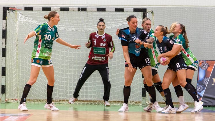 Franziska Peter (ESV 1927 Regensburg, 08) wird geblockt von Lea Watzl (Frisch Auf! Göppingen, 07) und Luisa Schulze (Frisch Auf! Göppingen, 33), Sara Mustafic (ESV 1927 Regensburg, 13), Matilda Ehlert (Frisch Auf! Göppingen, 10) Mikaela Sobrinho Possatti (Frisch Auf! Göppingen, 01) ESV 1927 Regensburg vs. Frisch Auf! Goeppingen, Handball, DHB-Pokal Damen, Saison 2026 2027, 1. Runde, 21.08.2026 ESV 1927 Regensburg vs. Frisch Auf! Goeppingen, Handball, DHB-Pokal Damen, Saison 2026 2027, 1. Runde, 21.08.2026 Regensburg *** Franziska Peter (ESV 1927 Regensburg, 08) is blocked by Lea Watzl (Frisch Auf Göppingen, 07) and Luisa Schulze (Frisch Auf Göppingen, 33), Sara Mustafic (ESV 1927 Regensburg, 13), Matilda Ehlert (Frisch Auf Göppingen, 10) and Mikaela Sobrinho Possatti (Frisch Auf Göppingen, 01). ESV 1927 Regensburg vs. Frisch Auf Göppingen, handball, DHB Women’s Cup, 2026–2027 season, Round 1, August 21, 2026 ESV 1927 Regensburg vs. Frisch Auf Göppingen, Handball, DHB Women’s Cup, 2026–2027 Season, Round 1, August 21, 2026 Regensburg Copyright: xEibner-Pressefoto ArdanxFuessmanx EP_AFN