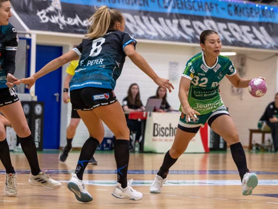 Haruno Sasaki (Frisch Auf! Göppingen, 32) am Ball, Franziska Peter (ESV 1927 Regensburg, 08) ESV 1927 Regensburg vs. Frisch Auf! Goeppingen, Handball, DHB-Pokal Damen, Saison 2026 2027, 1. Runde, 21.08.2026 ESV 1927 Regensburg vs. Frisch Auf! Goeppingen, Handball, DHB-Pokal Damen, Saison 2026 2027, 1. Runde, 21.08.2026 Regensburg *** Haruno Sasaki, Frisch Auf Göppingen, 32 on the ball; Franziska Peter, ESV 1927 Regensburg, 08; ESV 1927 Regensburg vs. Frisch Auf Göppingen, Handball, DHB Women’s Cup, 2026–2027 Season, Round 1, August 21, 2026 ESV 1927 Regensburg vs. Frisch Auf Göppingen, Handball, DHB Women’s Cup, 2026–2027 Season, Round 1, August 21, 2026 Regensburg Copyright: xEibner-Pressefoto ArdanxFuessmanx EP_AFN