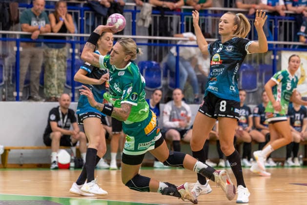 Luisa Schulze (Frisch Auf! Göppingen, 33) beim Wurf. Franziska Peter (ESV 1927 Regensburg, 08) ESV 1927 Regensburg vs. Frisch Auf! Goeppingen, Handball, DHB-Pokal Damen, Saison 2026 2027, 1. Runde, 21.08.2026 ESV 1927 Regensburg vs. Frisch Auf! Goeppingen, Handball, DHB-Pokal Damen, Saison 2026 2027, 1. Runde, 21.08.2026 Regensburg *** Luisa Schulze (Frisch Auf Göppingen), 33, taking a shot; Franziska Peter (ESV 1927 Regensburg), 08; ESV 1927 Regensburg vs. Frisch Auf Göppingen, Handball, DHB Women’s Cup, 2026–2027 Season, Round 1, August 21, 2026 ESV 1927 Regensburg vs. Frisch Auf Göppingen, Handball, DHB Women’s Cup, 2026–2027 Season, Round 1, August 21, 2026 Regensburg Copyright: xEibner-Pressefoto ArdanxFuessmanx EP_AFN