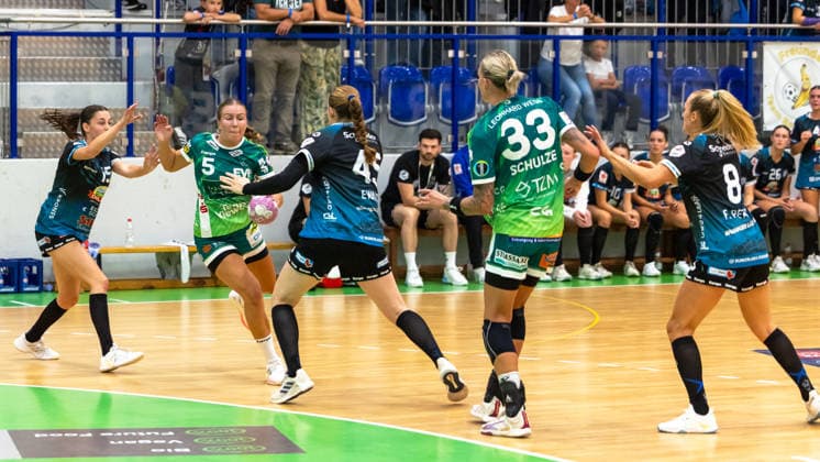 Ann Kynast (Frisch Auf! Göppingen, 05) am Ball, Caroline Härtl (ESV 1927 Regensburg, 15), Sophia Ewald (ESV 1927 Regensburg, 45), Luisa Schulze (Frisch Auf! Göppingen, 33), Franziska Peter (ESV 1927 Regensburg, 08) ESV 1927 Regensburg vs. Frisch Auf! Goeppingen, Handball, DHB-Pokal Damen, Saison 2026 2027, 1. Runde, 21.08.2026 ESV 1927 Regensburg vs. Frisch Auf! Goeppingen, Handball, DHB-Pokal Damen, Saison 2026 2027, 1. Runde, 21.08.2026 Regensburg *** Ann Kynast, Frisch Auf Göppingen, No. 05, Caroline Härtl, ESV 1927 Regensburg, No. 15, Sophia Ewald, ESV 1927 Regensburg, No. 45, Luisa Schulze, Frisch Auf Göppingen, 33; Franziska Peter, ESV 1927 Regensburg, 08; ESV 1927 Regensburg vs. Frisch Auf Göppingen, Handball, DHB Women’s Cup, 2026–2027 Season, Round 1, August 21, 2026 ESV 1927 Regensburg vs. Frisch Auf Göppingen, Handball, DHB Women’s Cup, 2026–2027 Season, Round 1, August 21, 2026 Regensburg Copyright: xEibner-Pressefoto ArdanxFuessmanx EP_AFN