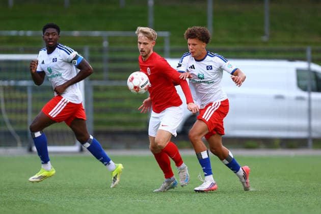 4 Noah Adekunle (Hamburger SV U21, U 21 , 28 Pelle Hoppe (Eimsbütteler TV) Fußball I Herren I Regionalliga Nord I Saison 2026-2027 I 1. Spieltag I Hamburger SV U21 - Eimsbütteler TV I 21.08.2026 I Stadion Hoheluft *** 4 Noah Adekunle, Hamburger SV U21, 28 Pelle Hoppe Eimsbütteler TV Soccer I Men’s I Regionalliga Nord I 2026–2027 Season I Matchday 1 I Hamburger SV U21 vs. Eimsbütteler TV I August 21, 2026 I Hoheluft Stadium