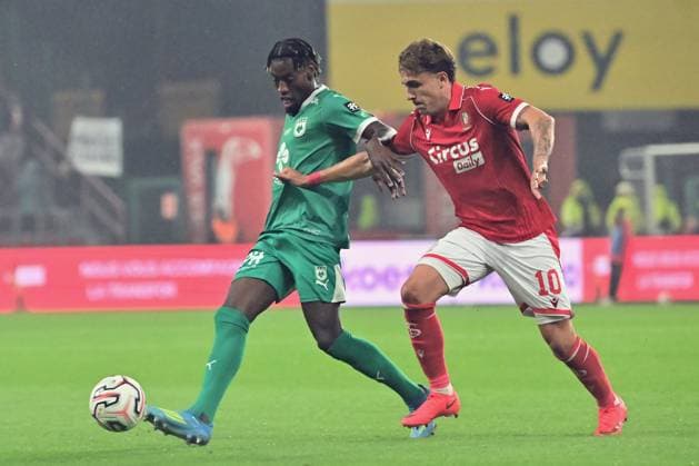 Standard de Liege v RAAL La Louviere - Jupiler Pro League LIEGE, BELGIUM - AUGUST 21 : Ayensa Eckert Dennis forward of Standard de Liege and Delos Shaquil defender of RAAL La Louviere battle for the ball during the Jupiler Pro League match between Standard de Liege and RAAL La Louviere on August 21, 2026 in Liege, Belgium, 21 08 2026 Liege Belgium  Copyright: xPeterxDexVoechtx