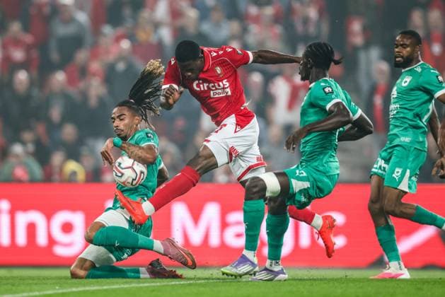 RAAL s Yllan Okou and Standard s Bernard Nguene fight for the ball during a soccer match between Standard de Liege RAAL La Louviere, Friday 21 August 2026 in Liege, on day 3 of the 2026-2027 Jupiler Pro League first division of the Belgian championship. BRUNOxFAHY  x183934021x