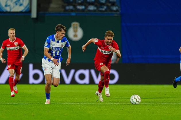 Yannick Michaelis FC Hansa Rostock, 41), Maximilian Mittelstädt (VfB Stuttgart, 07) GER, FC Hansa Rostock vs. VfB Stuttgart, Fußball, DFB-Pokal, 1. Runde, Saison 2026 2027, 21.08.2026 GER, FC Hansa Rostock vs. VfB Stuttgart, Fußball, DFB-Pokal, 1. Runde, Saison 2026 2027, 21.08.2026 Rostock *** Yannick Michaelis, FC Hansa Rostock, 41; Maximilian Mittelstädt, VfB Stuttgart, 07 GER; FC Hansa Rostock vs. VfB Stuttgart, Soccer, DFB Cup, 1st Round, 2026–2027 Season, August 21, 2026 GER, FC Hansa Rostock vs. VfB Stuttgart, Soccer, DFB Cup, 1st Round, 2026–2027 Season, August 21, 2026 Rostock Copyright: xEibner-Pressefoto MarcelxvonxFehrnx EP_MFN