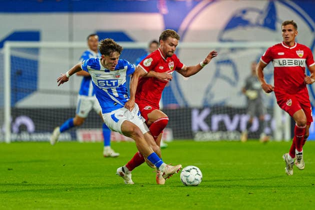 Yannick Michaelis FC Hansa Rostock, 41), Maximilian Mittelstädt (VfB Stuttgart, 07) GER, FC Hansa Rostock vs. VfB Stuttgart, Fußball, DFB-Pokal, 1. Runde, Saison 2026 2027, 21.08.2026 GER, FC Hansa Rostock vs. VfB Stuttgart, Fußball, DFB-Pokal, 1. Runde, Saison 2026 2027, 21.08.2026 Rostock *** Yannick Michaelis, FC Hansa Rostock, 41; Maximilian Mittelstädt, VfB Stuttgart, 07 GER; FC Hansa Rostock vs. VfB Stuttgart, Soccer, DFB Cup, 1st Round, 2026–2027 Season, August 21, 2026 GER, FC Hansa Rostock vs. VfB Stuttgart, Soccer, DFB Cup, 1st Round, 2026–2027 Season, August 21, 2026 Rostock Copyright: xEibner-Pressefoto MarcelxvonxFehrnx EP_MFN