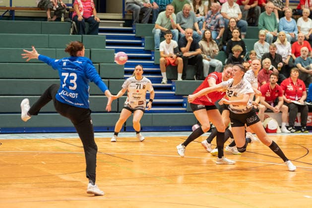 Cosima Wuerdinger (VfL Waiblingen, 22) wird von Vanessa Brandt (HSV Solingen Graefrath, 77) gefoult. HSV Solingen Graefrath 76 vs. VfL Waiblingen, Handball, DHB Pokal Frauen, 1. Runde, Saison 2026 2027, 21.08.2026 HSV Solingen Graefrath 76 vs. VfL Waiblingen, Handball, DHB Pokal Frauen, 18. Spieltag, 1. Runde, Saison 2026 2027, 21.08.2026 Solingen *** Cosima Wuerdinger (VfL Waiblingen), No. 22, is fouled by Vanessa Brandt (HSV Solingen Graefrath), No. 77. HSV Solingen Graefrath 76 vs. VfL Waiblingen, Handball, DHB Women s Cup, 1st Round, 2026–2027 season, August 21, 2026: HSV Solingen Graefrath 76 vs. VfL Waiblingen, Handball, DHB Women’s Cup, Matchday 18, Round 1, 2026–2027 season, August 21, 2026, Solingen Copyright: xEibner-Pressefoto ThomasxHaeslerx EP_THR