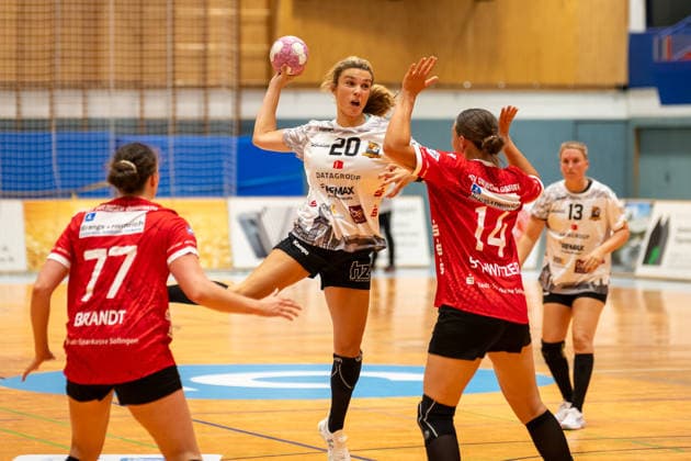 Der Wurf von Hannah Hoenig (VfL Waiblingen, 20) wird durch Emma Elisabeth Schwitzer (HSV Solingen Graefrath, 14) geblockt. HSV Solingen Graefrath 76 vs. VfL Waiblingen, Handball, DHB Pokal Frauen, 1. Runde, Saison 2026 2027, 21.08.2026 HSV Solingen Graefrath 76 vs. VfL Waiblingen, Handball, DHB Pokal Frauen, 18. Spieltag, 1. Runde, Saison 2026 2027, 21.08.2026 Solingen *** Hannah Hoenig (VfL Waiblingen, 20) takes a shot, which is blocked by Emma Elisabeth Schwitzer (HSV Solingen Graefrath, 14). HSV Solingen Graefrath 76 vs. VfL Waiblingen, Handball, DHB Women s Cup, Round 1, 2026–2027 season, August 21, 2026 HSV Solingen Graefrath 76 vs. VfL Waiblingen, Handball, DHB Women s Cup, Matchday 18, Round 1, 2026–2027 Season, August 21, 2026 Solingen Copyright: xEibner-Pressefoto ThomasxHaeslerx EP_THR
