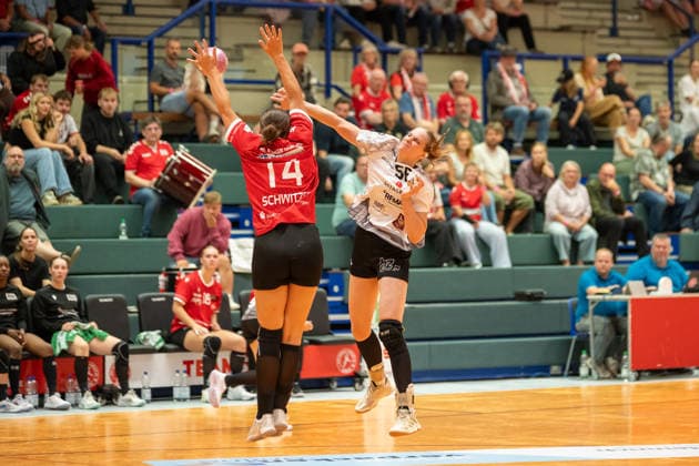 Der Wurf von Laura Nagy (VfL Waiblingen, 56) wird durch Emma Elisabeth Schwitzer (HSV Solingen Graefrath, 14) geblockt. HSV Solingen Graefrath 76 vs. VfL Waiblingen, Handball, DHB Pokal Frauen, 1. Runde, Saison 2026 2027, 21.08.2026 HSV Solingen Graefrath 76 vs. VfL Waiblingen, Handball, DHB Pokal Frauen, 18. Spieltag, 1. Runde, Saison 2026 2027, 21.08.2026 Solingen *** Laura Nagy (VfL Waiblingen, 56) has her shot blocked by Emma Elisabeth Schwitzer (HSV Solingen Graefrath, 14). HSV Solingen Graefrath 76 vs. VfL Waiblingen, Handball, DHB Women s Cup, 1st Round, 2026–2027 Season, August 21, 2026 HSV Solingen Graefrath 76 vs. VfL Waiblingen, Handball, DHB Women’s Cup, Matchday 18, Round 1, 2026–2027 season, August 21, 2026 Solingen Copyright: xEibner-Pressefoto ThomasxHaeslerx EP_THR