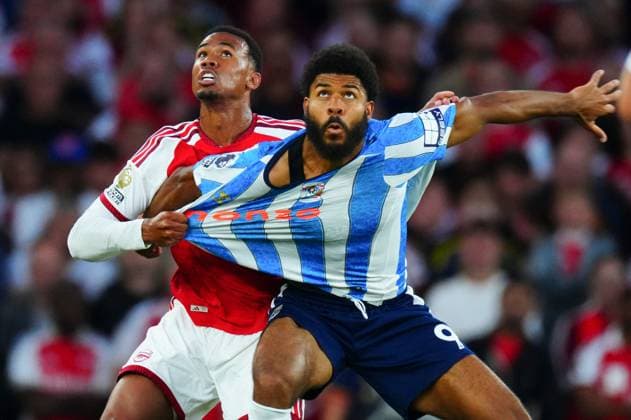 Sport Bilder des Tages Gabriel Magalhaes of Arsenal grapples with Ellis Simms of Coventry City Arsenal v Coventry City, Premier League Football, Football, Emirates Stadium, London, UK - 21 Aug 2026London Emirates Stadium United Kingdom EDITORIAL USE ONLY No use with unauthorised audio, video, data, fixture lists, club league logos or live services. Online in-match use limited to 120 images, no video emulation. No use in betting, games or single club league player publications.  Copyright: xJavierxGarcia Shutterstockx 17111304n