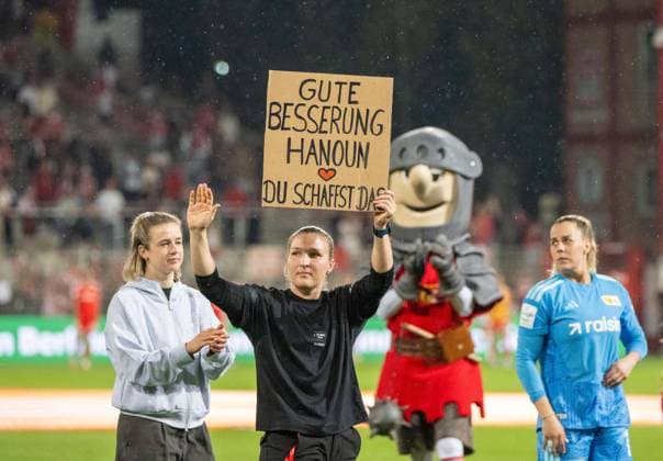 Fußball, Frauen, Saison 2026 2027, Google Pixel Frauen-Bundesliga (1. Spieltag), 1. FC Union Berlin FC Bayern München, die verletzte Dina Orschmann (1. Frauen 1. FC Union) schickt dem an Darmkrebs erkrankten Union-Nachwuchstalent Hanoun Olinga (14 Jahre) Genesungswünsche, 21.08.2026, *** Soccer, Women, 2026–2027 Season, Google Pixel Women’s Bundesliga Matchday 1, 1. FC Union Berlin vs. FC Bayern Munich; injured player Dina Orschmann (Women’s 1st Division, 1. FC Union) sends get-well wishes to Union youth prospect Hanoun Olinga, who is battling colon cancer; August 21, 2026, Copyright: xMatthiasxKochx