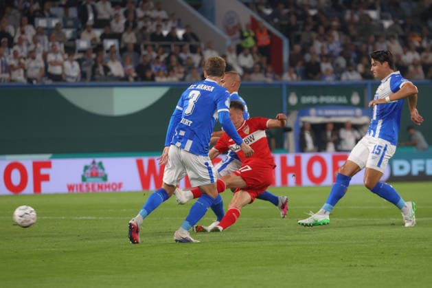 21.08.2026, xtgx, Fussball DFB-Pokal 1. Runde, FC Hansa Rostock - VfB Stuttgart, v.l. Dzenan Pejcinovic (Stuttgart, 17) schiesst Tor, schießt, Torschuetze, erzielt Tor, Treffer, scores the goal 0:1 (DFL DFB REGULATIONS PROHIBIT ANY USE OF PHOTOGRAPHS as IMAGE SEQUENCES and or QUASI-VIDEO) Rostock *** August 21, 2026, xtgx, Soccer DFB Cup 1st Round, FC Hansa Rostock vs. VfB Stuttgart, from left: Dzenan Pejcinovic (Stuttgart), 17 scores a goal, shoots, goal scorer, scores a goal, goal, scores the goal 0–1 DFL DFB REGULATIONS PROHIBIT ANY USE OF PHOTOGRAPHS as IMAGE SEQUENCES and or QUASI-VIDEO Rostock
