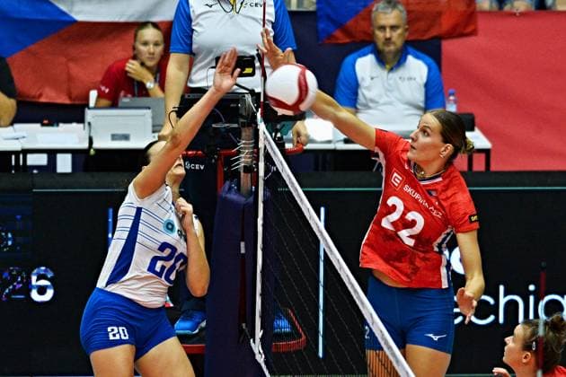From left Georgia-Loula Angelopulu of Greece and Gabriela Orvosova of Czech Republic in action during the Women s European Volleyball Championships Group B match Czech Republic vs Greece, on August 21, 2026, in Brno, Czech Republic. (CTKxPhoto PatrikxUhlir) CTKPhotoP2026082107173  CTKPhotoP2026082107173