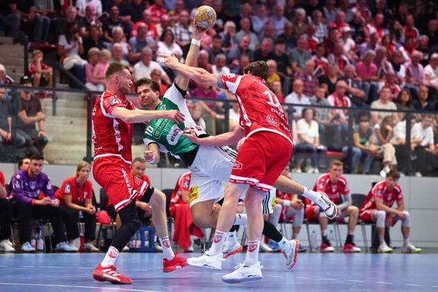 Renars Uscins (TSV Hannover-Burgdorf, 10) im Zweikampf mit Timo Stoyke (TuS Ferndorf, 28, links) und Mattis Michel (TuS Ferndorf, 17) GER, TuS Ferndorf vs TSV Hannover-Burgdorf, Handball, DHB-Pokal, 1. Runde, Spielzeit 2026 2027, 21.08.2026 GER, TuS Ferndorf vs TSV Hannover-Burgdorf, Handball, DHB-Pokal, 1. Runde, Spielzeit 2026 2027, 21.08.2026 Kreuztal *** Renars Uscins (TSV Hannover Burgdorf), No. 10, in a one-on-one battle with Timo Stoyke (TuS Ferndorf), No. 28, on the left, and Mattis Michel (TuS Ferndorf), No. 17, GER, TuS Ferndorf vs. TSV Hannover Burgdorf, Handball, DHB Cup, Round 1, 2026–2027 season, August 21, 2026 GER, TuS Ferndorf vs. TSV Hannover Burgdorf, Handball, DHB Cup, 1st Round, 2026–2027 season, August 21, 2026 Kreuztal Copyright: xEibner-Pressefoto RenexWeissx EP_RWS
