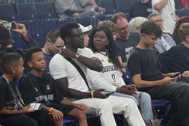 Die Familie von Dennis Schroeder (GER), hier im foto seine Mutter im Trikot Basketball, Herren, Supercup, DBB,TurkishAirlines SUPERCUP, Barclays Arena,Tuerkei (TUR) gegen Tschechische (CZE) Republik *** The family of Dennis Schroeder (GER); pictured here is his mother in a basketball jersey—Men s Super Cup, DBB, Turkish Airlines Super Cup, Barclays Arena, Turkey (TUR) vs. the Czech Republic (CZE)