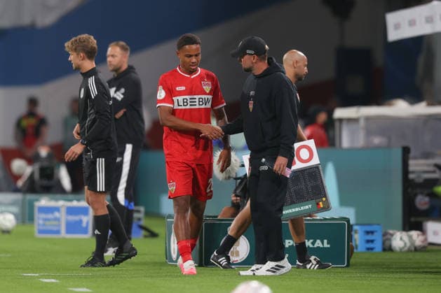 21.08.2026, xtgx, Fussball DFB-Pokal 1. Runde, FC Hansa Rostock - VfB Stuttgart, v.l. Nikolas Nartey (Stuttgart, 28) verletzt, Verletzung, injury, injured (DFL DFB REGULATIONS PROHIBIT ANY USE OF PHOTOGRAPHS as IMAGE SEQUENCES and or QUASI-VIDEO) Rostock *** August 21, 2026, xtgx, Soccer DFB Cup 1st Round, FC Hansa Rostock vs. VfB Stuttgart, from left: Nikolas Nartey (Stuttgart), 28, injured, injury, injured DFL DFB REGULATIONS PROHIBIT ANY USE OF PHOTOGRAPHS as IMAGE SEQUENCES and or QUASI-VIDEO Rostock