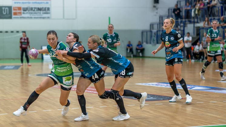 Haruno Sasaki (Frisch Auf! Göppingen, 32) im Zweikampf mit Melina Hahn (ESV 1927 Regensburg, 44) und Maxie-Leonie Fuhrmann (ESV 1927 Regensburg, 18) ESV 1927 Regensburg vs. Frisch Auf! Goeppingen, Handball, DHB-Pokal Damen, Saison 2026 2027, 1. Runde, 21.08.2026 ESV 1927 Regensburg vs. Frisch Auf! Goeppingen, Handball, DHB-Pokal Damen, Saison 2026 2027, 1. Runde, 21.08.2026 Regensburg *** Haruno Sasaki of Frisch Auf Göppingen, 32, in a one-on-one battle with Melina Hahn of ESV 1927 Regensburg, 44, and Maxie Leonie Fuhrmann of ESV 1927 Regensburg, 18 ESV 1927 Regensburg vs. Frisch Auf Göppingen, Handball, DHB Women’s Cup, 2026–2027 Season, Round 1, August 21, 2026 ESV 1927 Regensburg vs. Frisch Auf Göppingen, Handball, DHB Women’s Cup, 2026–2027 Season, Round 1, August 21, 2026 Regensburg Copyright: xEibner-Pressefoto ArdanxFuessmanx EP_AFN