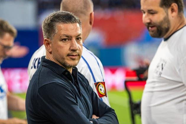 Rostock, Deutschland 21. August 2026: DFB-Pokal - 2026 2027 - 1. Runde - FC Hansa Rostock gegen VfB Stuttgart Im Bild: Direktor Profifußball Amir Shapourzadeh (Hansa Rostock) DFB DFL regulations prohibit any use of photographs as image sequences and or quasi-video *** Rostock, Germany, August 21, 2026; 2026–2027 DFB Cup, First Round: FC Hansa Rostock vs. VfB Stuttgart. Pictured: Amir Shapourzadeh, Director of Professional Soccer at Hansa Rostock. DFB and DFL regulations prohibit any use of photographs as image sequences and or quasi-video. Copyright: xFotostandx xVoelkerx