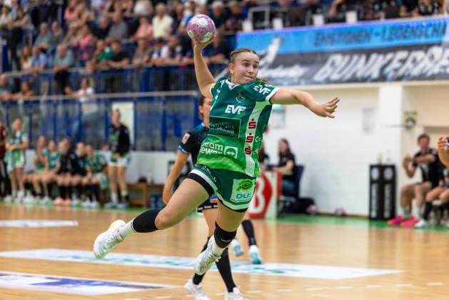 Lea Watzl (Frisch Auf! Göppingen, 07) beim Wurf. ESV 1927 Regensburg vs. Frisch Auf! Goeppingen, Handball, DHB-Pokal Damen, Saison 2026 2027, 1. Runde, 21.08.2026 ESV 1927 Regensburg vs. Frisch Auf! Goeppingen, Handball, DHB-Pokal Damen, Saison 2026 2027, 1. Runde, 21.08.2026 Regensburg *** Lea Watzl, Frisch Auf Göppingen, No. 7 taking a shot in the match between ESV 1927 Regensburg and Frisch Auf Göppingen, Handball, DHB Women s Cup, 2026–2027 season, Round 1, August 21, 2026 ESV 1927 Regensburg vs. Frisch Auf Göppingen, Handball, DHB Women’s Cup, 2026–2027 season, Round 1, August 21, 2026 Regensburg Copyright: xEibner-Pressefoto ArdanxFuessmanx EP_AFN