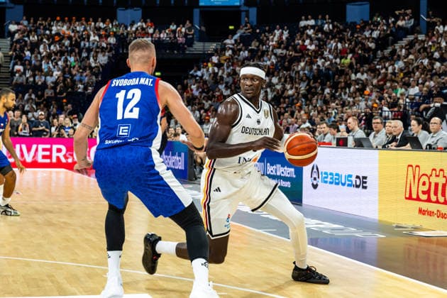 21.08.2026, GER, Turkish Airlines Supercup 2026, Hamburg, Deutschland-Tschechien Isaac Bonga (Deutschland, 0), MatÄ›j Svoboda (Tschechien, 12) Hamburg Barclays Arena Hamburg Deutschland *** August 21, 2026, GER, 2026 Turkish Airlines Super Cup, Hamburg, Germany vs. Czech Republic: Isaac Bonga (Germany), 0; Matej Svoboda (Czech Republic), 12; Hamburg Barclays Arena, Hamburg, Germany