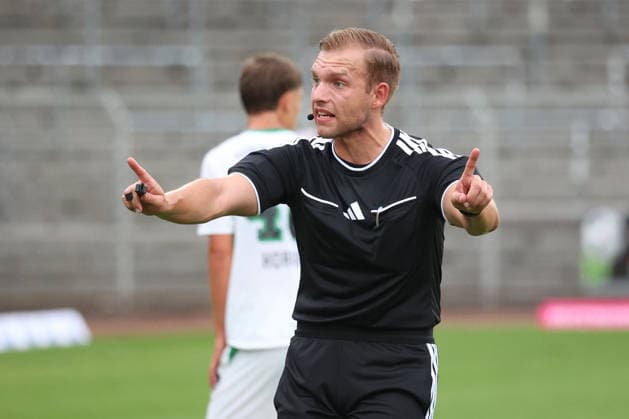 Schiedsrichter Davide Zeisberg Fussball Regionalliga West, 4. Spieltag, Sportfreunde Siegen - Borussia Moenchengladbach (Mönchengladbach) U23, am 21.08.2026 in Siegen Deutschland. *** Referee Davide Zeisberg, Regionalliga West soccer, Matchday 4, Sportfreunde Siegen vs. Borussia Mönchengladbach U23, on August 21, 2026, in Siegen, Germany