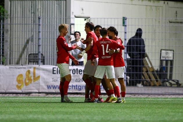 11 Toralf Hense (Eimsbütteler TV) bejubelt mit seinen Teamkollegen seinen Treffer zum 0:1. Fußball I Herren I Regionalliga Nord I Saison 2026-2027 I 1. Spieltag I Hamburger SV U21, U 21 - Eimsbütteler TV I 21.08.2026 I Stadion Hoheluft *** 11 Toralf Hense of Eimsbütteler TV celebrates his goal—making the score 0–1—with his teammates. Soccer Men’s Regionalliga Nord 2026–2027 Season Matchday 1 Hamburger SV U21 vs. Eimsbütteler TV August 21, 2026 Hoheluft Stadium