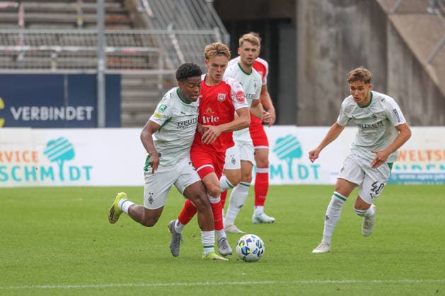 Josiah Kaled Uwakhonye (MG) li. gegen Tom Henrik Gutsch (SI) re. Fussball Regionalliga West, 4. Spieltag, Sportfreunde Siegen - Borussia Moenchengladbach (Mönchengladbach) U23, am 21.08.2026 in Siegen Deutschland. *** Josiah Kaled Uwakhonye (MG, left) vs. Tom Henrik Gutsch (SI, right) – Regionalliga West soccer, Matchday 4, Sportfreunde Siegen vs. Borussia Mönchengladbach U23, on August 21, 2026, in Siegen, Germany