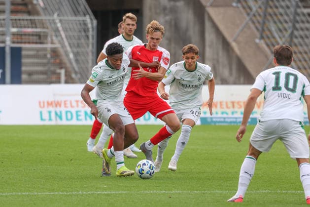 Josiah Kaled Uwakhonye (MG) li. gegen Tom Henrik Gutsch (SI) re. Fussball Regionalliga West, 4. Spieltag, Sportfreunde Siegen - Borussia Moenchengladbach (Mönchengladbach) U23, am 21.08.2026 in Siegen Deutschland. *** Josiah Kaled Uwakhonye (MG, left) vs. Tom Henrik Gutsch (SI, right) – Regionalliga West soccer, Matchday 4, Sportfreunde Siegen vs. Borussia Mönchengladbach U23, on August 21, 2026, in Siegen, Germany