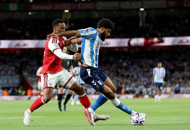 Ellis Simms of Coventry City in action against Gabriel Magalhaes of Arsenal during the Premier League match between Arsenal and Coventry City at Emirates Stadium on August 21, 2026 in London, England. Arsenal v Coventry City, Premier League Football, Football, Emirates Stadium, London, UK - 21 Aug 2026London Emirates Stadium United Kingdom EDITORIAL USE ONLY No use with unauthorised audio, video, data, fixture lists, club league logos or live services. Online in-match use limited to 120 images, no video emulation. No use in betting, games or single club league player publications.  Copyright: xKieranxMcManus Shutterstockx 17111303bz