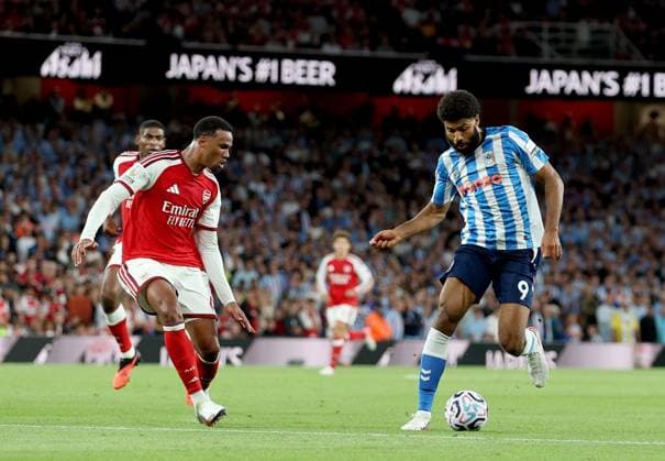Ellis Simms of Coventry City in action against Gabriel Magalhaes of Arsenal during the Premier League match between Arsenal and Coventry City at Emirates Stadium on August 21, 2026 in London, England. Arsenal v Coventry City, Premier League Football, Football, Emirates Stadium, London, UK - 21 Aug 2026London Emirates Stadium United Kingdom EDITORIAL USE ONLY No use with unauthorised audio, video, data, fixture lists, club league logos or live services. Online in-match use limited to 120 images, no video emulation. No use in betting, games or single club league player publications.  Copyright: xKieranxMcManus Shutterstockx 17111303ca