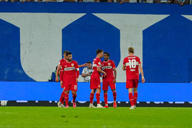 Torjubel VfB Stuttgart nach Tor zum 0:2 Dzenan Pejcinovic (VfB Stuttgart, 17) GER, FC Hansa Rostock vs. VfB Stuttgart, Fußball, DFB-Pokal, 1. Runde, Saison 2026 2027, 21.08.2026 GER, FC Hansa Rostock vs. VfB Stuttgart, Fußball, DFB-Pokal, 1. Runde, Saison 2026 2027, 21.08.2026 Rostock *** VfB Stuttgart fans celebrate after Dzenan Pejcinovic scores to make it 0–2, VfB Stuttgart, August 17, Germany, FC Hansa Rostock vs. VfB Stuttgart, Soccer, DFB Cup, 1st Round, 2026–2027 Season, August 21, 2026, GER, FC Hansa Rostock vs. VfB Stuttgart, Soccer, DFB Cup, First Round, 2026–2027 Season, August 21, 2026, Rostock Copyright: xEibner-Pressefoto MarcelxvonxFehrnx EP_MFN