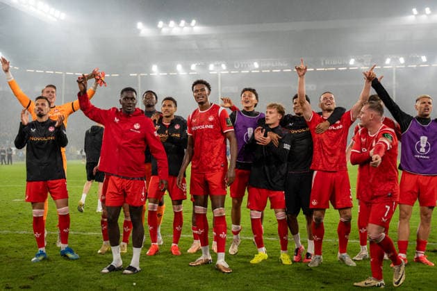 DFB-Pokal: SV Waldhof Mannheim vs 1. FC Kaiserslautern, 21.08.2026 1. FC Kaiserslautern feiert nach Abpfiff den 1:0-Sieg gegen den SV Waldhof Mannheim gemeinsam mit den mitgereisten Fans vor dem Gästeblock. Im Fanblock wird Pyrotechnik gezündet. DFB-Pokal: SV Waldhof Mannheim vs 1. FC Kaiserslautern, Carl-Benz-Stadion, 21.08.2026 DFB DFL REGULATIONS PROHIBIT ANY USE OF PHOTOGRAPHS AS IMAGE SEQUENCES AND OR QUASI-VIDEO. *** DFB Cup: SV Waldhof Mannheim vs. 1. FC Kaiserslautern, August 21, 2026: After the final whistle, 1 FC Kaiserslautern celebrates its 1–0 victory over SV Waldhof Mannheim together with the traveling fans in front of the visitors section. Pyrotechnics are set off in the fan section. DFB Cup: SV Waldhof Mannheim vs. 1 FC Kaiserslautern, Carl Benz Stadium, August 21, 2026. DFB and DFL regulations prohibit any use of photographs as image sequences and or quasi-video. Copyright: xBEAUTIFULxSPORTS Hillx